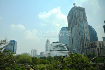 3-bedroom condo right next to Benjasiri Park & 500m from BTS Phromphong