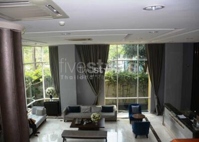 3-bedroom condo right next to Benjasiri Park & 500m from BTS Phromphong