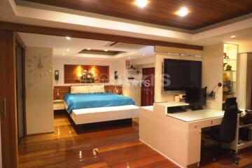 1-bedroom spacious unit with breathtaking city views in Sathorn