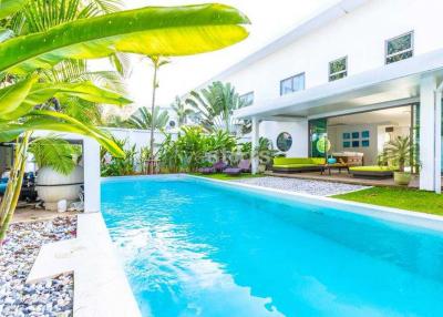 3-bedroom pool villa in Nai Harn close to the beach