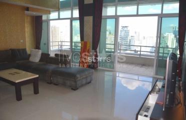 4-bedroom duplex penthouse only 500m from BTS Nana