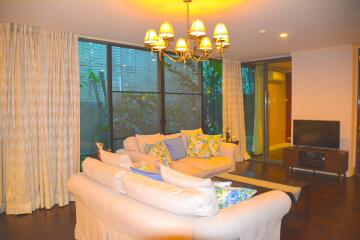 3-bedroom duplex unit with private garden 500m from BTS Ekamai