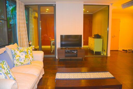 3-bedroom duplex unit with private garden 500m from BTS Ekamai