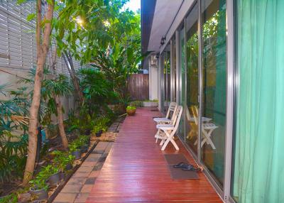 3-bedroom duplex unit with private garden 500m from BTS Ekamai