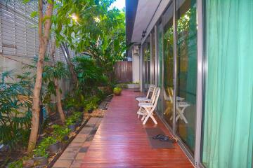 3-bedroom duplex unit with private garden 500m from BTS Ekamai