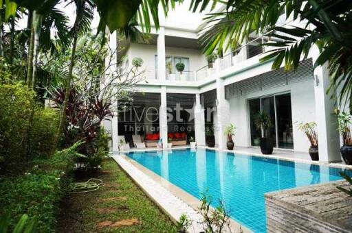 Beautiful contemporary pool villa close to the Bang Tao Beach