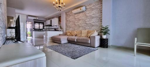 3 Storey House in Na Jomtien for sale