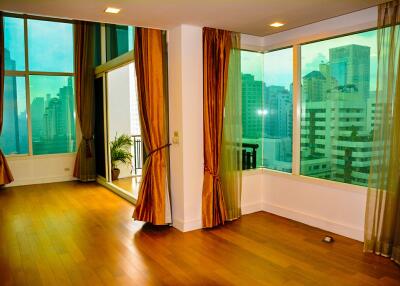 3-bedroom duplex penthouse for sale close to BTS Asok