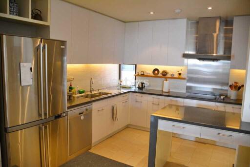 3-bedroom very spacious condo in mid-rise cozy residence