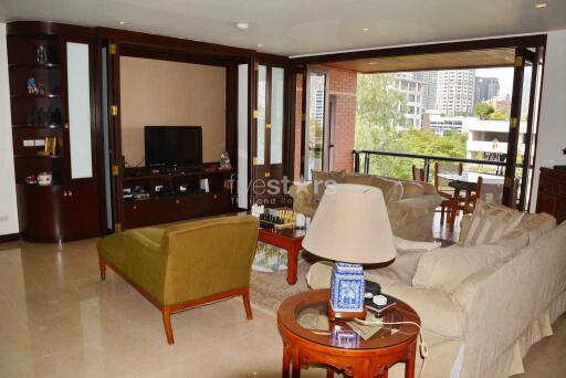 3-bedroom very spacious condo in mid-rise cozy residence