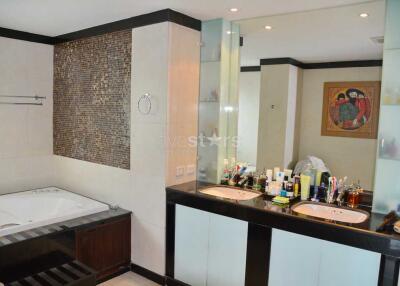 3-bedroom very spacious condo in mid-rise cozy residence