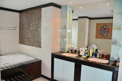 3-bedroom very spacious condo in mid-rise cozy residence