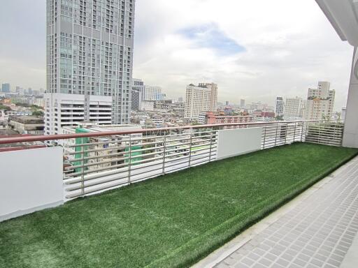 Spacious 2-bedroom unit with a large balcony in Ari area