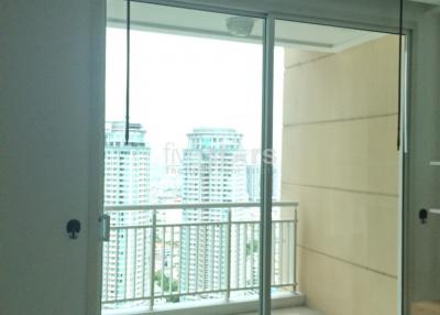 1-bedroom spacious high floor unit for sale close to BTS Chong Nonsi