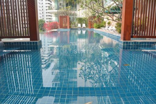 2-bedroom corner unit in modern residence in the Asoke area