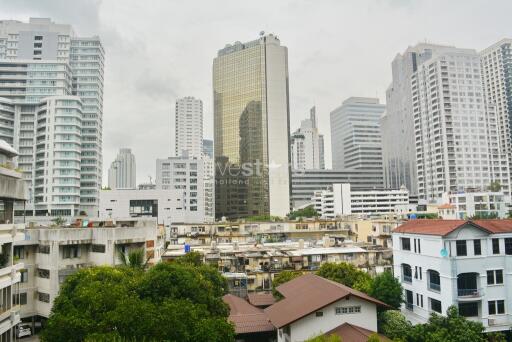 2-bedroom corner unit in modern residence in the Asoke area