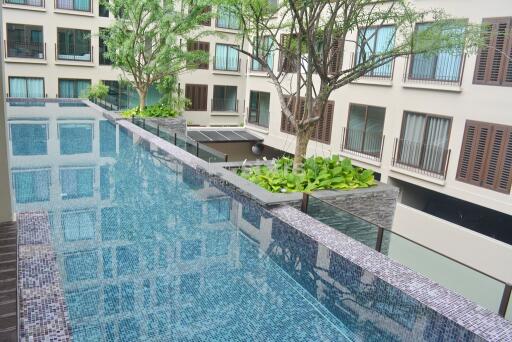 2-bedroom corner unit in modern residence in the Phromphong area