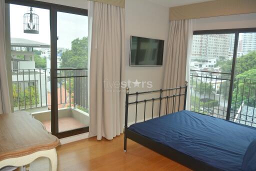 2-bedroom corner unit in modern residence in the Phromphong area