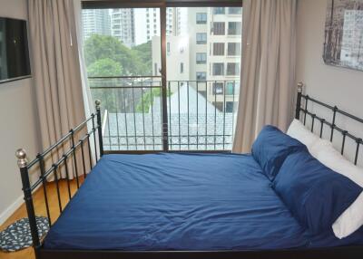 2-bedroom corner unit in modern residence in the Phromphong area