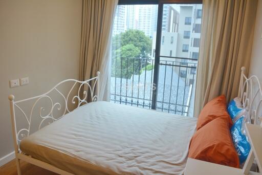 2-bedroom corner unit in modern residence in the Phromphong area