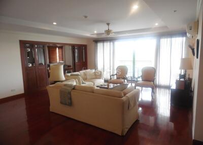 3-bedroom low rise condo for sale located to Phromphong BTS stations
