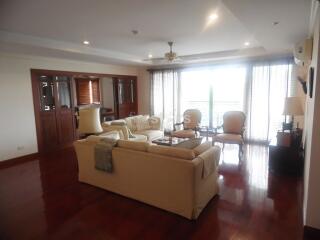 3-bedroom low rise condo for sale located to Phromphong BTS stations