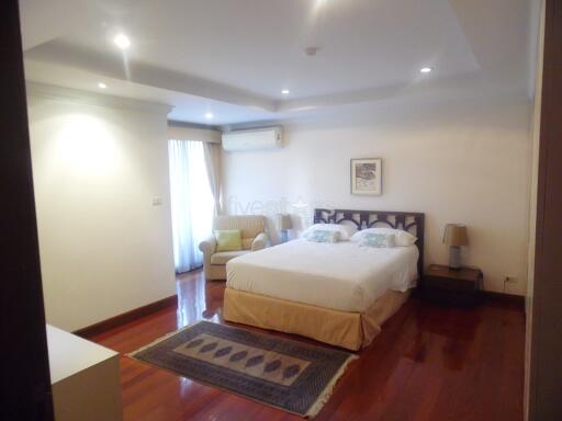 3-bedroom low rise condo for sale located to Phromphong BTS stations