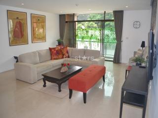 3-bedroom condo in a nice low rise residence close to BTS Ekamai