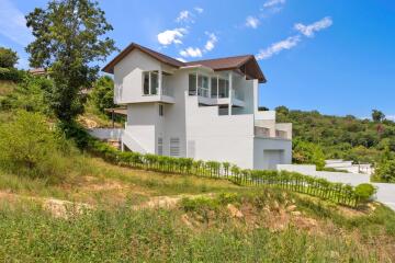 Semi-detached houses with pool and sea view in Choeng Mon