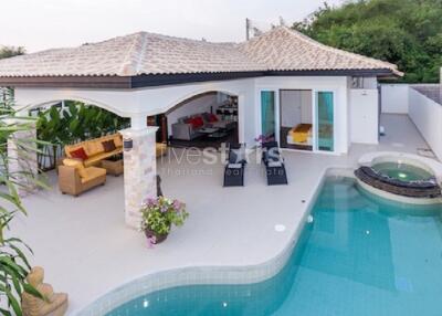 Tropical and modern 2-bedroom villa with pool