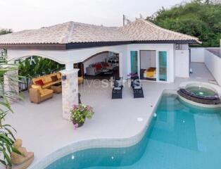 Tropical and modern 2-bedroom villa with pool