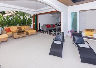 Tropical and modern 2-bedroom villa with pool