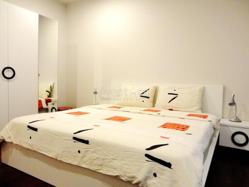 Vast 1-bedroom condo in modern building between Nana & Petchaburi