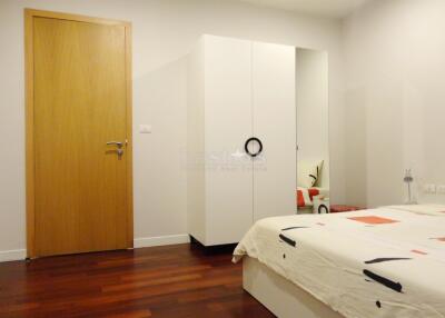 Vast 1-bedroom condo in modern building between Nana & Petchaburi