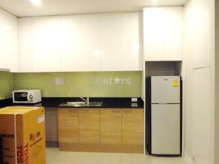 Vast 1-bedroom condo in modern building between Nana & Petchaburi