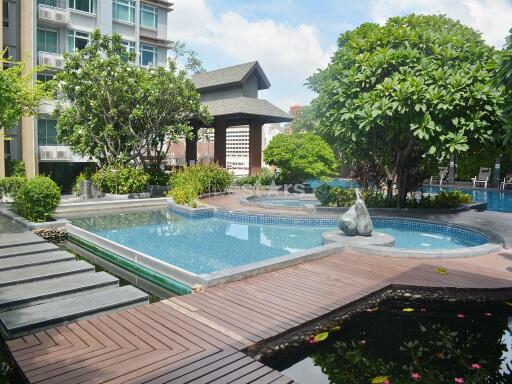 Vast 1-bedroom condo in modern building between Nana & Petchaburi