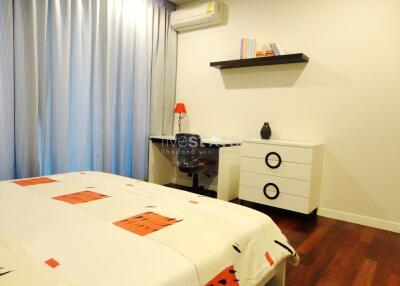 Vast 1-bedroom condo in modern building between Nana & Petchaburi