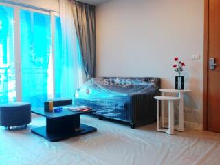 Vast 1-bedroom condo in modern building between Nana & Petchaburi