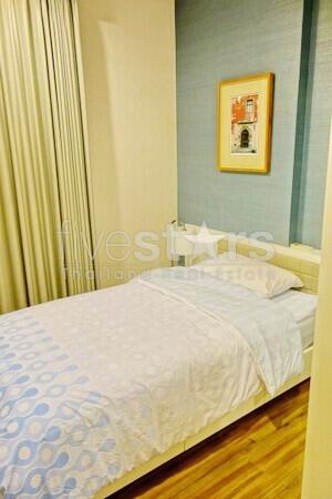 Modern 2-bedroom condominium for sale close to BTS Phrakanong