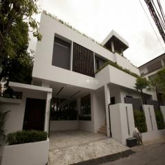 modern 3 storey house for sale in Ekamai area