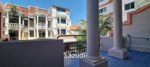 Townhouse 7Beds for Sale in Pratumnak