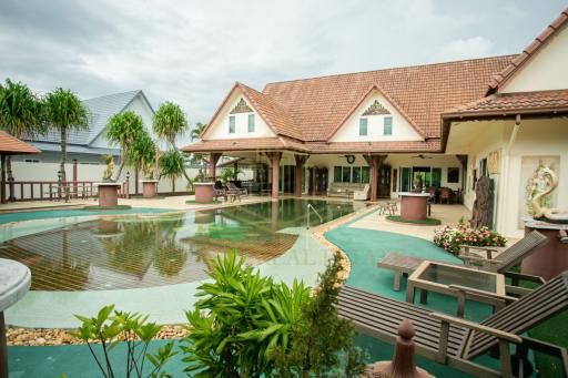 Magnificent Pool Villa 4 bedrooms and 4 bathrooms For Sale In Huay Yai