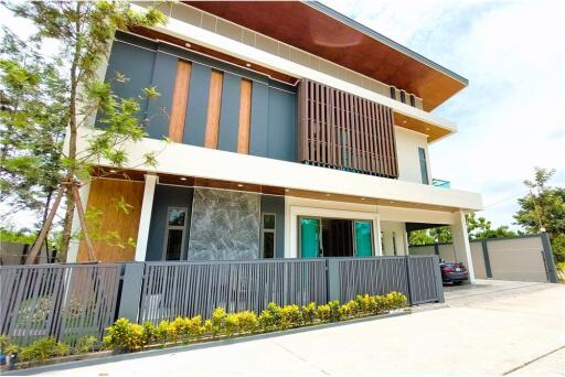 98 LakeVille Mabprachan Two Storey Luxurious Villa