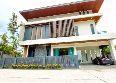 98 LakeVille Mabprachan Two Storey Luxurious Villa