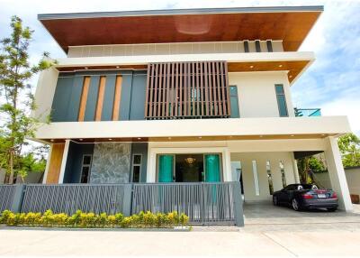 98 LakeVille Mabprachan Two Storey Luxurious Villa