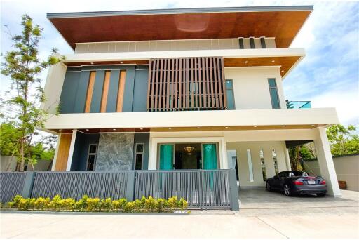 98 LakeVille Mabprachan Two Storey Luxurious Villa