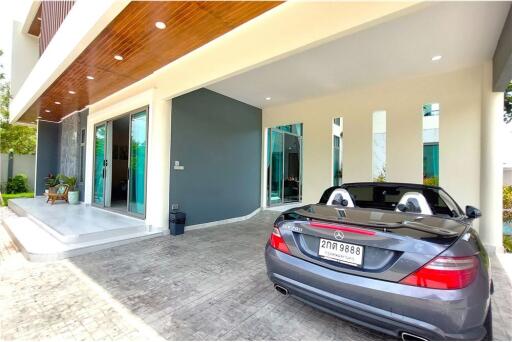 98 LakeVille Mabprachan Two Storey Luxurious Villa