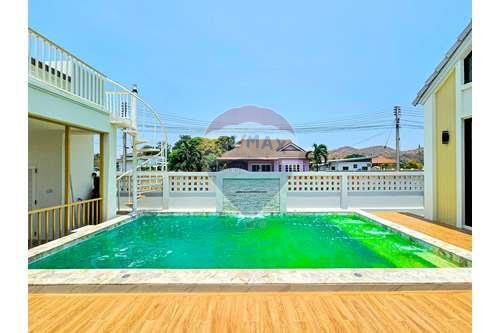 Brand New Pool Villa Near the beach, 3 Bed 3 Bath in Pranburi For Sale