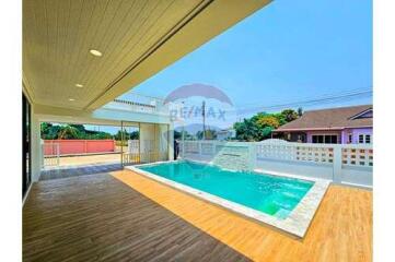 Brand New Pool Villa Near the beach, 3 Bed 3 Bath in Pranburi For Sale