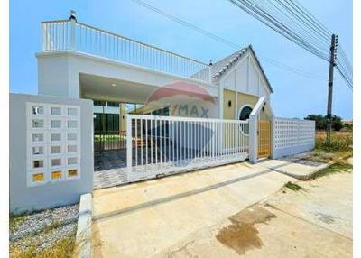 Brand New Pool Villa Near the beach, 3 Bed 3 Bath in Pranburi For Sale